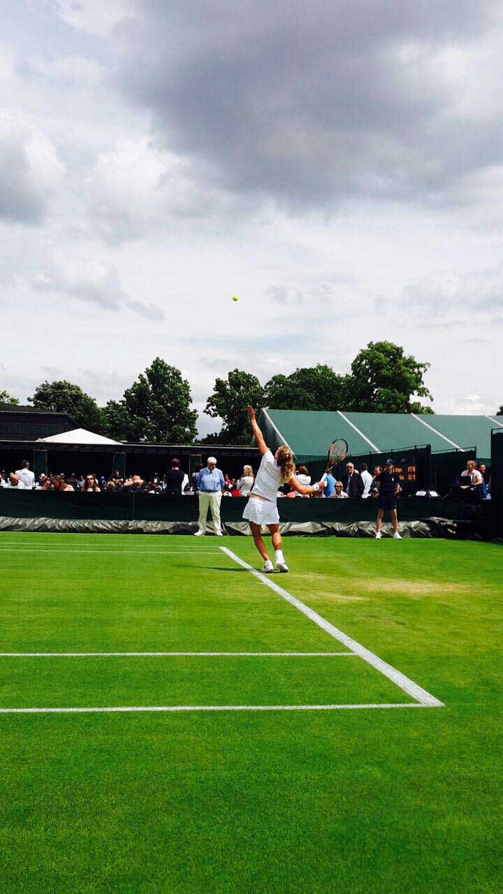 Anna Lena Friedsam beim Aufschlag in Wimbledon 2016